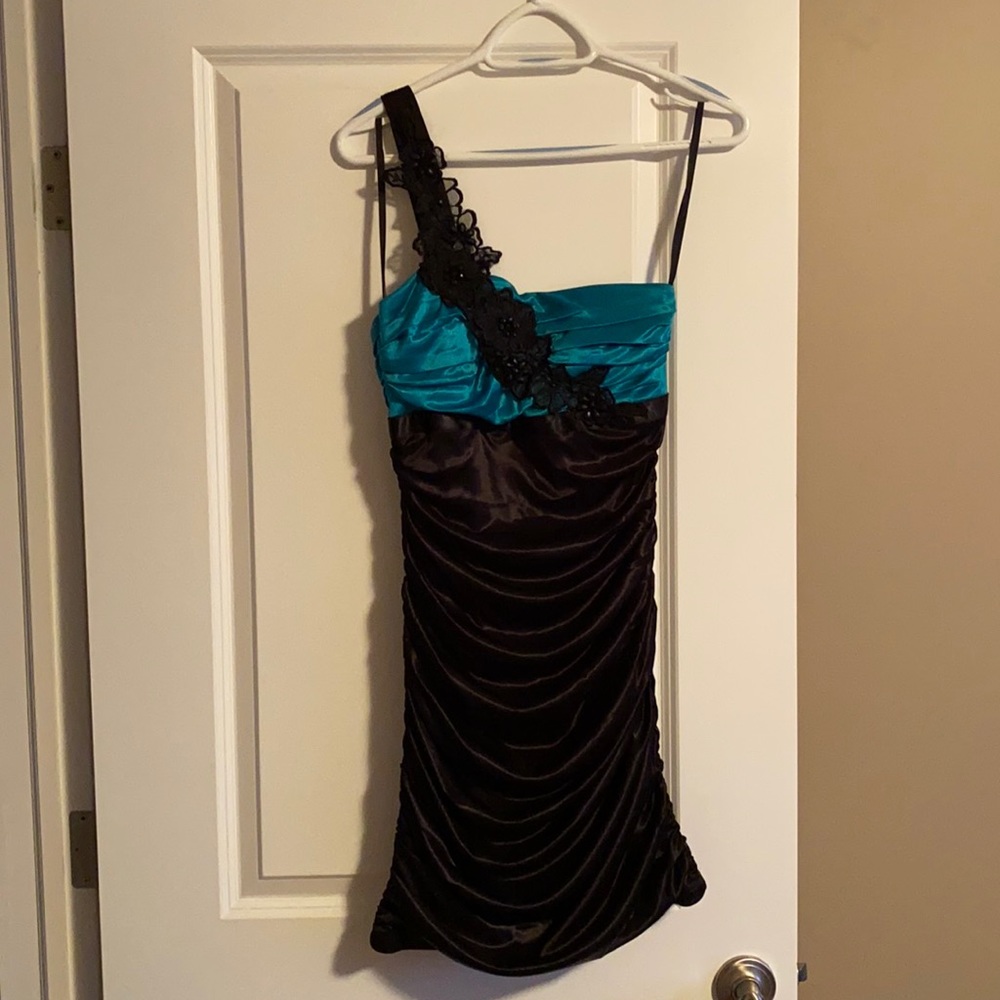 Shoulder dress with flower strap